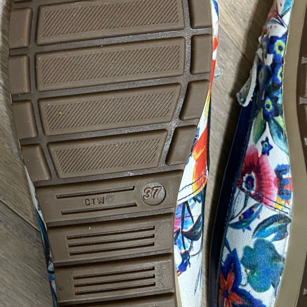 Shoes - Picture 4 of 7
